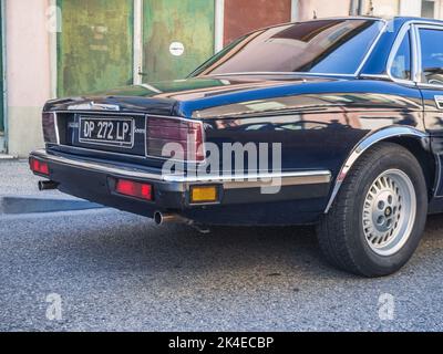 Loriol sur Drome, Francia - 17 settembre 2022: Nero Jaguar Sovereign XJ40, sulla strada. Mostra d'auto classica a Loriol sur Drome, Francia. Foto Stock