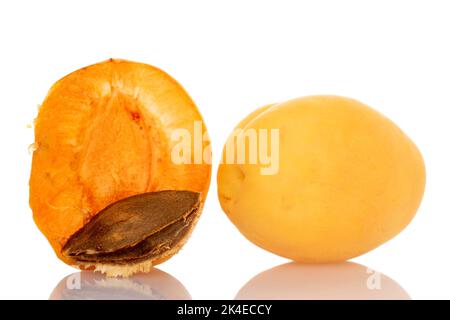 Un albicocca di ananas matura e mezzo con un seme, primo piano, isolato su bianco. Foto Stock