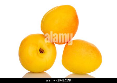 Tre succose albicocche di ananas, primo piano, isolate su bianco. Foto Stock