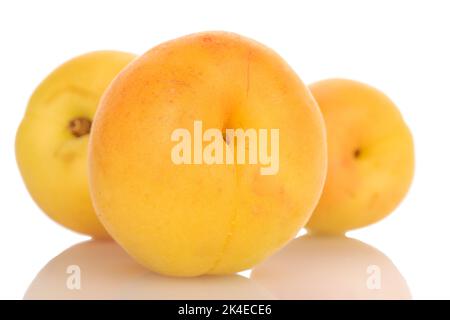 Tre succose albicocche di ananas, primo piano, isolate su bianco. Foto Stock