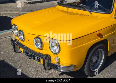 Loriol sur Drome, Francia - 17 settembre, 2022: Renault 8 S giallo vintage (1968-1971) sulla strada. Mostra d'auto classica a Loriol sur Drome, Franc Foto Stock