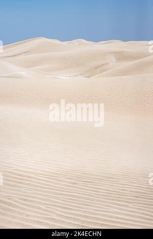 Accecanti dune bianche di zucchero vicino a al-Khaluf, Oman Foto Stock