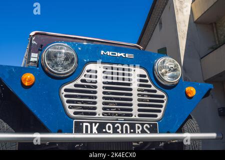 Loriol sur Drome, Francia - 17 settembre, 2022: Auto vintage Blue Mini moke con tetto in tessuto, sulla strada. Mostra di auto classiche Foto Stock