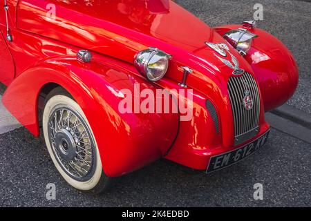 Loriol sur Drome, Francia - 17 settembre 2022: Red Vintage Citroen 2CV Burton sulla strada. Mostra d'auto classica a Loriol sur Drome, Francia. Foto Stock