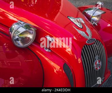 Loriol sur Drome, Francia - 17 settembre 2022: Red Vintage Citroen 2CV Burton sulla strada. Mostra d'auto classica a Loriol sur Drome, Francia. Foto Stock