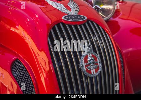 Loriol sur Drome, Francia - 17 settembre 2022: Red Vintage Citroen 2CV Burton sulla strada. Mostra d'auto classica a Loriol sur Drome, Francia. Foto Stock