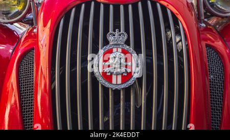 Loriol sur Drome, Francia - 17 settembre 2022: Red Vintage Citroen 2CV Burton sulla strada. Mostra d'auto classica a Loriol sur Drome, Francia. Foto Stock