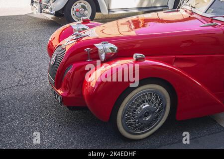 Loriol sur Drome, Francia - 17 settembre 2022: Red Vintage Citroen 2CV Burton sulla strada. Mostra d'auto classica a Loriol sur Drome, Francia. Foto Stock