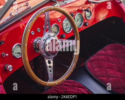 Loriol sur Drome, Francia - 17 settembre 2022: Red Vintage Citroen 2CV Burton sulla strada. Mostra d'auto classica a Loriol sur Drome, Francia. Foto Stock