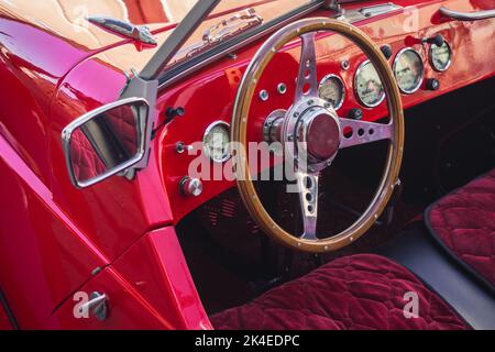 Loriol sur Drome, Francia - 17 settembre 2022: Red Vintage Citroen 2CV Burton sulla strada. Mostra d'auto classica a Loriol sur Drome, Francia. Foto Stock