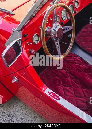 Loriol sur Drome, Francia - 17 settembre 2022: Red Vintage Citroen 2CV Burton sulla strada. Mostra d'auto classica a Loriol sur Drome, Francia. Foto Stock