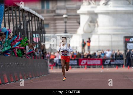 Vincitore della Maratona delle donne d'élite Yelemzerf Yehualaw (ETH) tempo di 2:17:26 durante la Maratona di Londra 2022 TCS al London City Centre, Londra, Regno Unito, 2nd ottobre 2022 (Foto di Richard Washbrooke/News Images) Foto Stock