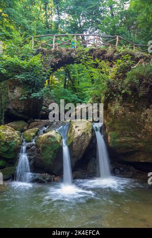 Waldbillig: Cascata Schéissendëmpel (Schiessentümpel) nella valle Mullerthal (Mëllerdall, Müllerthal), piccola Svizzera (Petite Suisse Luxembourgeoi Foto Stock