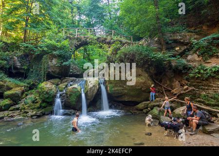 Waldbillig: Cascata Schéissendëmpel (Schiessentümpel) nella valle Mullerthal (Mëllerdall, Müllerthal), piccola Svizzera (Petite Suisse Luxembourgeoi Foto Stock