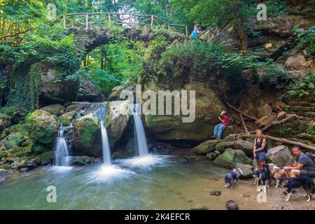 Waldbillig: Cascata Schéissendëmpel (Schiessentümpel) nella valle Mullerthal (Mëllerdall, Müllerthal), piccola Svizzera (Petite Suisse Luxembourgeoi Foto Stock