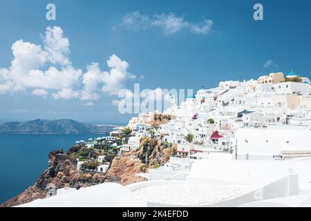 Imerovigli città sull'isola di Santorini in Grecia con tipiche case bianche e chiese con cupole blu Foto Stock