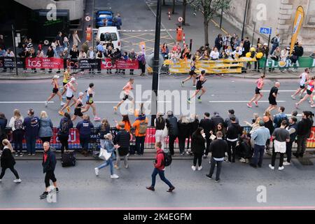 Lower Thames Street, Londra, Regno Unito. 2nd Ott 2022. La Maratona di Londra del 2022. Credit: Matthew Chattle/Alamy Live News Foto Stock