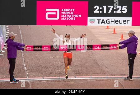 Londra, Regno Unito. 02nd Ott 2022. Yalemzerf Yehualaw dell'Etiopia vince la maratona femminile d'élite durante la maratona di Londra 2022 del TCS il 02 ottobre 2022 a Londra, Inghilterra. Foto di Gary Mitchell/Alamy Live News Foto Stock