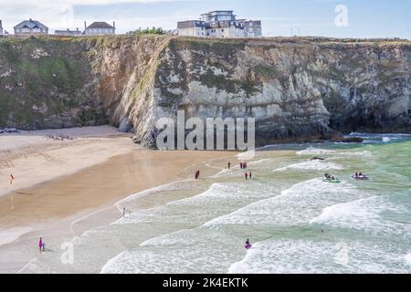 Lusty Glaze - una spiaggia di proprietà privata, incredibilmente pittoresca, con ristorante e alloggio sulla spiaggia nella Cornovaglia settentrionale (Inghilterra, Regno Unito) Foto Stock