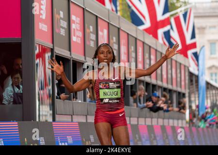 Womens Marathon Mary Ngugi (KEN) termina settimo durante la TCS London Marathon 2022 al London City Centre, Londra, Regno Unito, 2nd ottobre 2022 (Foto di Richard Washbrooke/News Images) Foto Stock