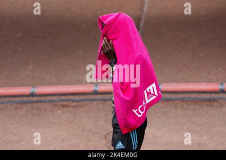 LONDRA, INGHILTERRA - 02 OTTOBRE 2022: Bashir Abdi del Belgio festeggia il terzo posto nella gara Men's Elite durante la 2022 TCS London Marathon al Mall il 2nd ottobre 2022 a Londra, Inghilterra. Credit: Notizie SMP / Alamy Live News Foto Stock