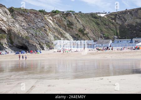 Lusty Glaze - una spiaggia di proprietà privata, incredibilmente pittoresca, con ristorante e alloggio sulla spiaggia nella Cornovaglia settentrionale (Inghilterra, Regno Unito) Foto Stock