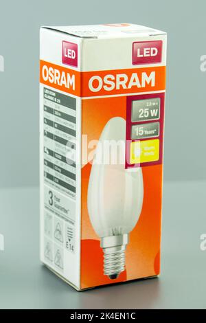 Amburgo, Germania - Settembre 25 2022: LED OSRAM Glühbirne 25 Watt mit Karton primo piano - lampada a LED Osram 25 Watt con scatola di cartone primo piano Foto Stock
