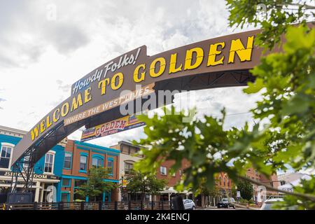 GOLDEN, COLORADO, STATI UNITI - 27 AGOSTO 2022: Golden Colorado Main Street con un'iscrizione: Benvenuti a Golden. Centro storico, dispone di un Foto Stock
