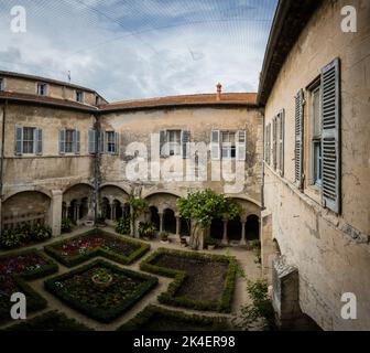 La vista di Vincent van Gogh dalla finestra del suo bagno presso l'ospedale di San Paolo de Mausole, San Remy, Provenza, Francia. Foto Stock