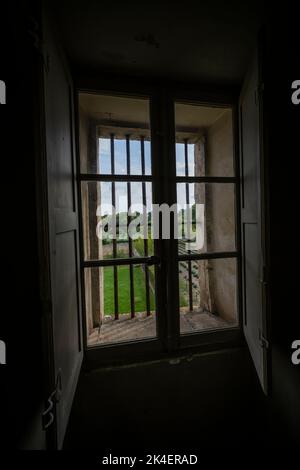 La vista di Vincent van Gogh dalla sua finestra all'ospedale di San Paolo de Mausole, San Remy, Provenza, Francia. Foto Stock