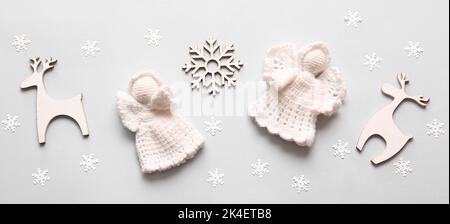 Bella composizione di Natale su sfondo chiaro Foto Stock