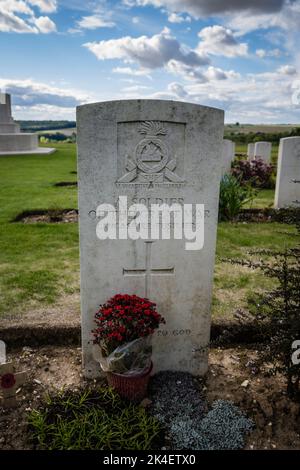 La tomba di un sconosciuto Lancashire Fusilier, Thiepval, dipartimento della Somme, Francia settentrionale. Foto Stock