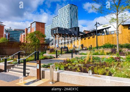 Mayfield Park, con base intorno al fiume Medlock, Manchester, Inghilterra, Regno Unito. Pochi giorni dopo l'apertura al pubblico nel settembre 2022. Foto Stock