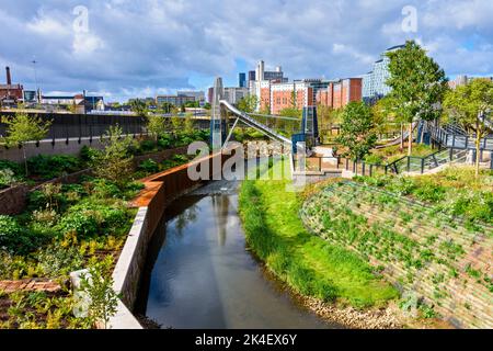 Mayfield Park, con base intorno al fiume Medlock, Manchester, Inghilterra, Regno Unito. Pochi giorni dopo l'apertura al pubblico nel settembre 2022. Foto Stock