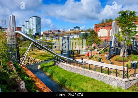 Area giochi per bambini a Mayfield Park, con base intorno al fiume Medlock, Manchester, Inghilterra, Regno Unito. Pochi giorni dopo l'apertura al pubblico nel settembre 2022. Foto Stock