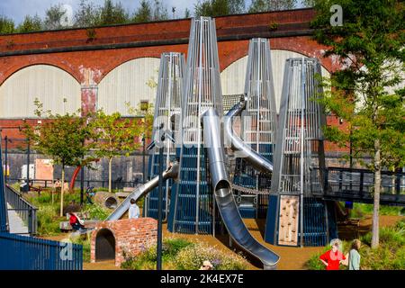 Area giochi per bambini a Mayfield Park, con base intorno al fiume Medlock, Manchester, Inghilterra, Regno Unito. Pochi giorni dopo l'apertura al pubblico nel settembre 2022. Foto Stock