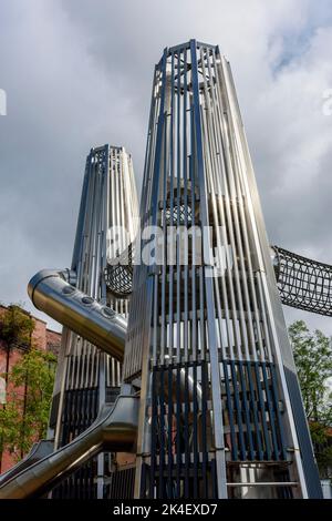 Area giochi per bambini a Mayfield Park, con base intorno al fiume Medlock, Manchester, Inghilterra, Regno Unito. Pochi giorni dopo l'apertura al pubblico nel settembre 2022. Foto Stock