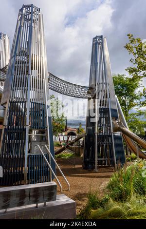 Area giochi per bambini a Mayfield Park, con base intorno al fiume Medlock, Manchester, Inghilterra, Regno Unito. Pochi giorni dopo l'apertura al pubblico nel settembre 2022. Foto Stock