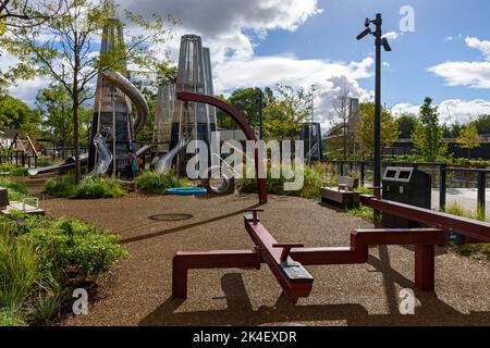 Area giochi per bambini a Mayfield Park, con base intorno al fiume Medlock, Manchester, Inghilterra, Regno Unito. Pochi giorni dopo l'apertura al pubblico nel settembre 2022. Foto Stock