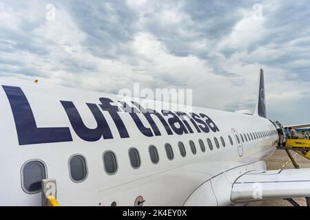 VIENNA, AUSTRIA - 14 SETTEMBRE 2022: Lufthansa Airbus A319 all'aeroporto internazionale di Vienna. Gradini trainabili che consentono ai passeggeri di salire a bordo. Foto Stock