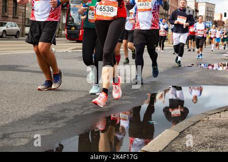 Slesia Marathon 2022, Katowice, Slesia, Polonia. Ottobre 02, 2022. Slesia Marathon 2022. maratona gambe e riflesso in una pozza sulla strada Foto Stock