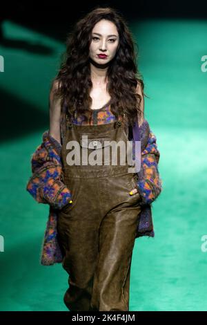 SHANGHAI, CINA - 30 SETTEMBRE 2022 - Singer Yumiko cheng partecipa al closing show della Shanghai Fashion Week a Shanghai, Cina, 30 settembre 2022. Foto Stock