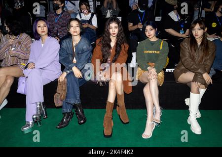 SHANGHAI, CINA - 30 SETTEMBRE 2022 - gli animatori partecipano al closing show della Shanghai Fashion Week a Shanghai, Cina, 30 settembre 2022 Foto Stock