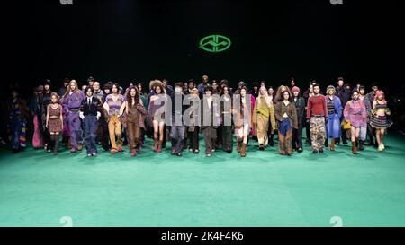 SHANGHAI, CINA - 30 SETTEMBRE 2022 - gli animatori partecipano al closing show della Shanghai Fashion Week a Shanghai, Cina, 30 settembre 2022 Foto Stock