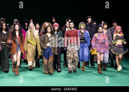 SHANGHAI, CINA - 30 SETTEMBRE 2022 - gli animatori partecipano al closing show della Shanghai Fashion Week a Shanghai, Cina, 30 settembre 2022 Foto Stock