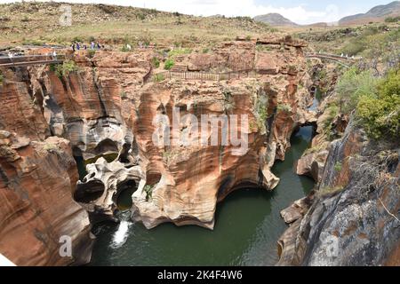 Un colpo grandangolare di attrazione geologica di Bourke's Luck Potholes a Moremela, Sud Africa durante il giorno Foto Stock