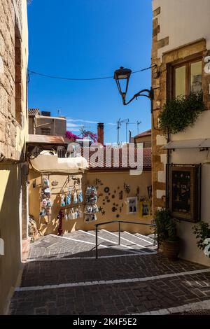 Vicoli stretti nel centro storico di Chania con piccole boutique, caffè e boutique hotel. Foto Stock