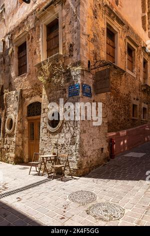 Vicoli stretti nel centro storico di Chania con piccole boutique, caffè e boutique hotel. Foto Stock