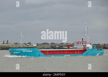 General Cargo Ship SHANNON che fa salire il Tamigi per ormeggio a Northfleet per scaricare il carico nel porto di Londra Foto Stock