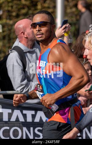 Tower Hill, Londra, Regno Unito. 2nd Ott 2022. Circa 50.000 persone partecipano alla maratona di Londra TCS 2022, tra cui i migliori corridori d'élite del mondo. La massa dei corridori di divertimento & del randello sta seguendo con molti che alzano le grandi somme per carità & spesso funzionare in vestito di fantasia. Tyler West, presentatore e DJ Foto Stock